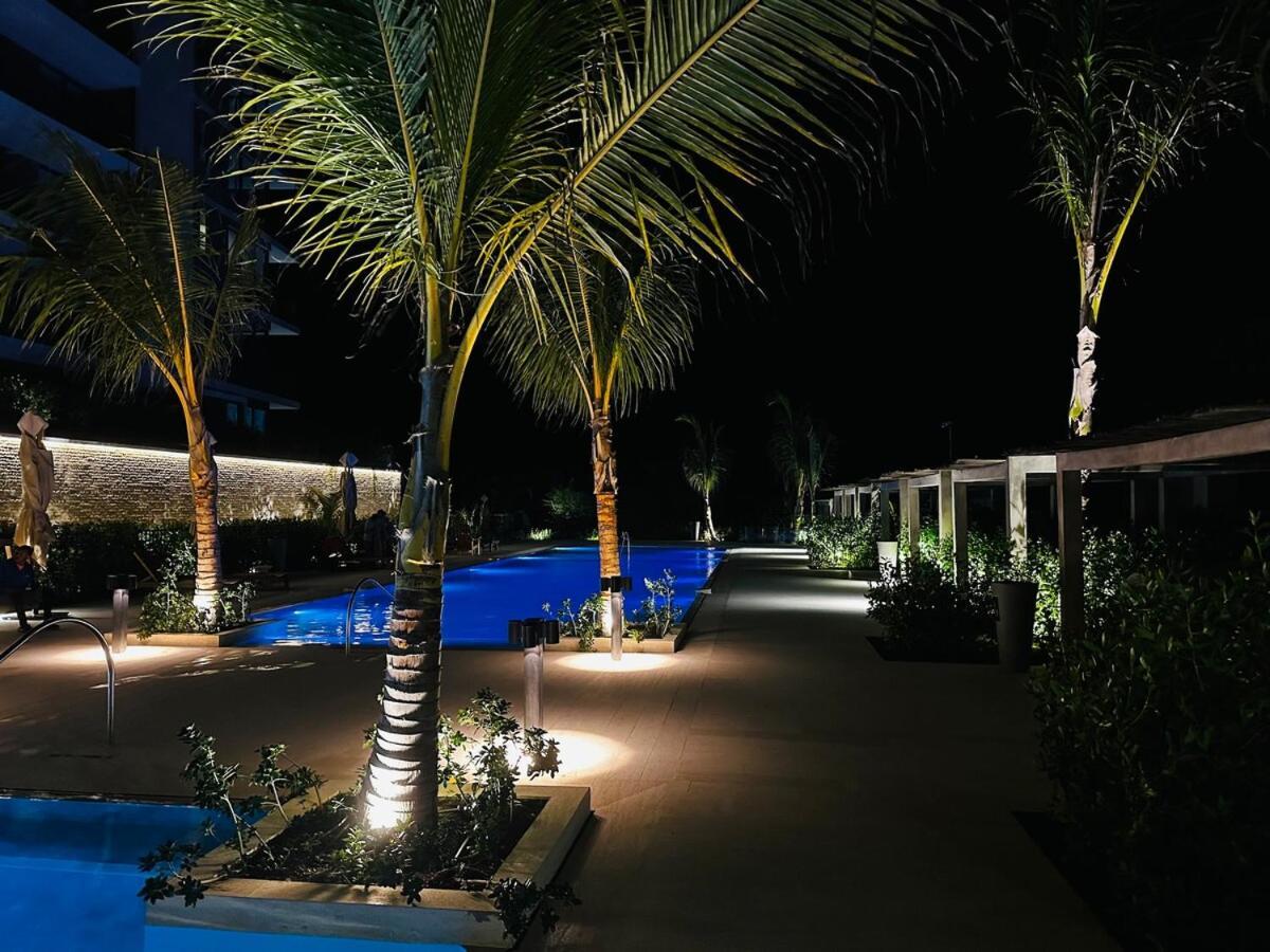 Spectacular Beachfront Apartment *